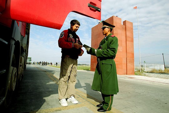 Biên phòng Trung Quốc kiểm tra hành khách qua lại biên giới